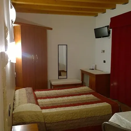 Elvira Miniscalchi Corno Alto Room photo